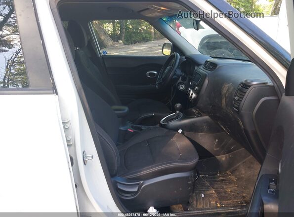 KNDJN2A27H7465377 2017 KIA SOUL Белый Вид салона спереди