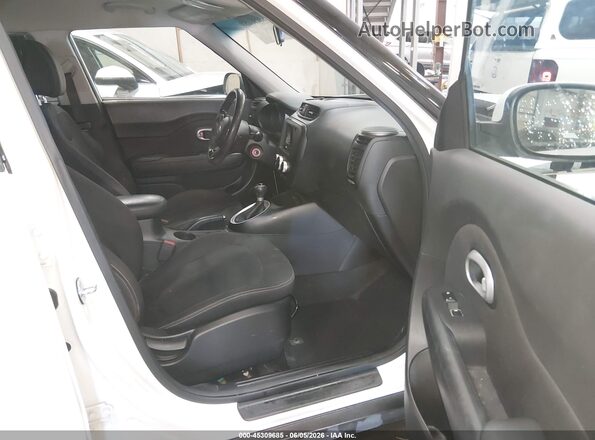 KNDJN2A29H7438438 2017 KIA SOUL White Widok wnętrza z przodu