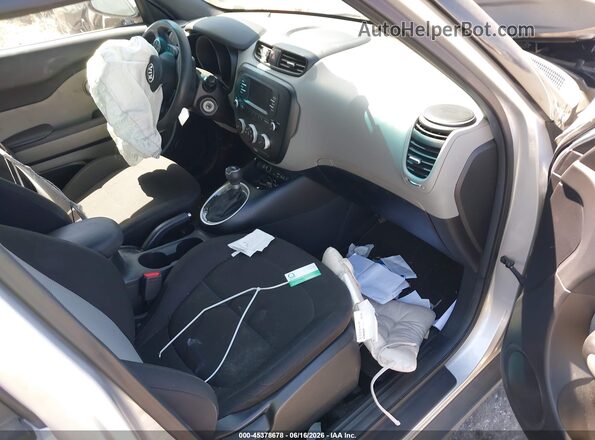 KNDJN2A2XH7466894 2017 KIA SOUL Серебряный Вид салона спереди