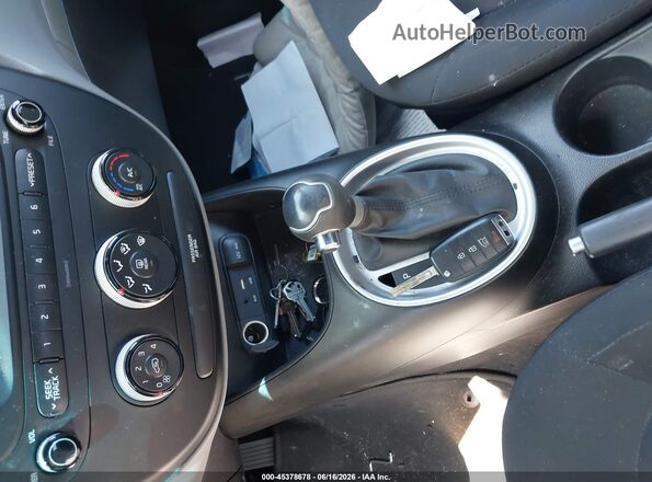 KNDJN2A2XH7466894 2017 KIA SOUL Серебряный Вид панели приборов
