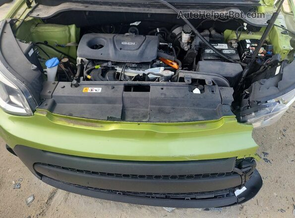 KNDJN2A2XH7887580 2017 KIA SOUL Green Vista del compartimento del motor