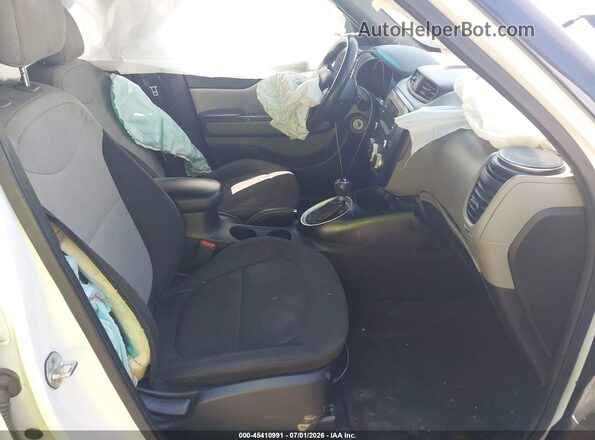 KNDJN2A2XK7912002 2019 KIA SOUL White Вид салону спереду
