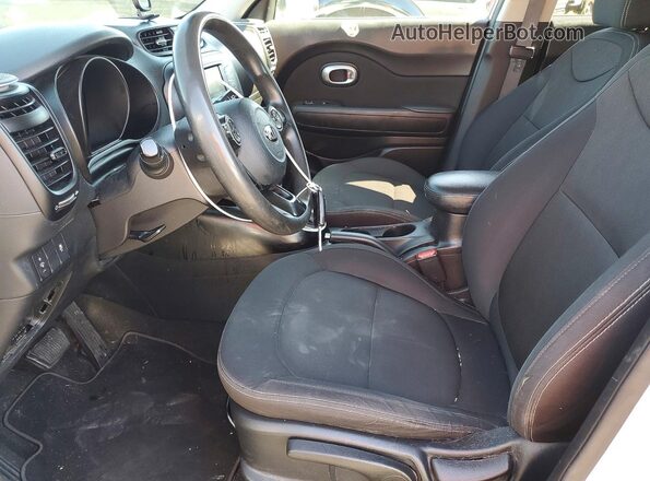 KNDJN2A2XK7915532 2019 KIA SOUL White Front interior view