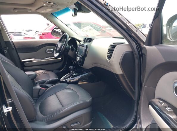 KNDJP3A52H7490214 2017 KIA SOUL Black Front interior view