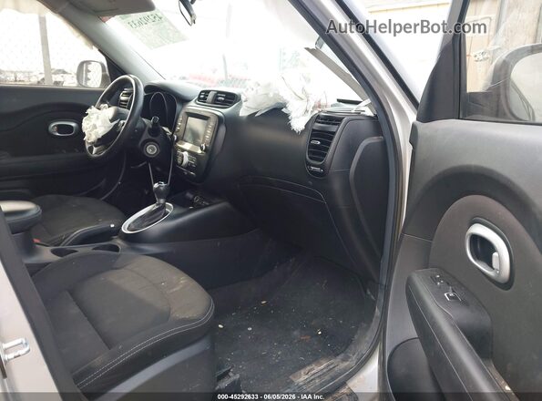 KNDJP3A57K7662437 2019 KIA SOUL Серебряный Вид салона спереди