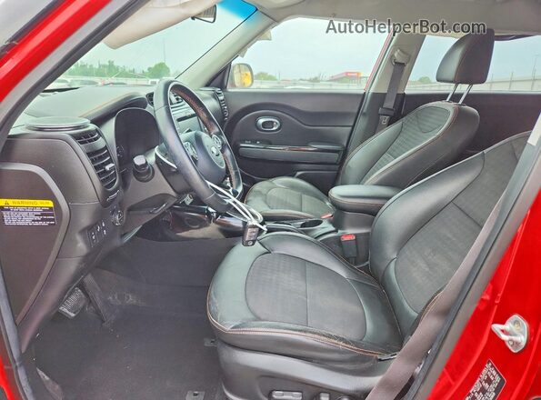 KNDJX3AA2J7616638 2018 KIA SOUL Red Widok wnętrza z przodu