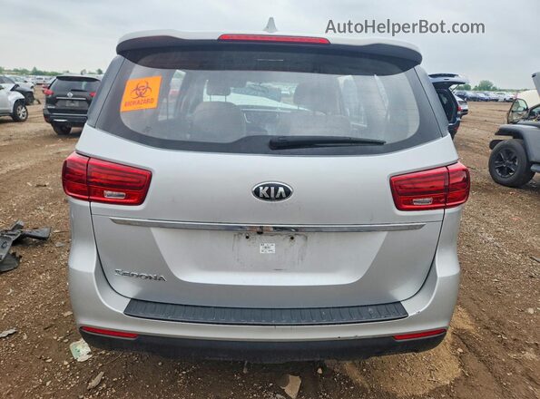 KNDMA5C18K6572238 2019 KIA SEDONA Серебряный Вид сзади
