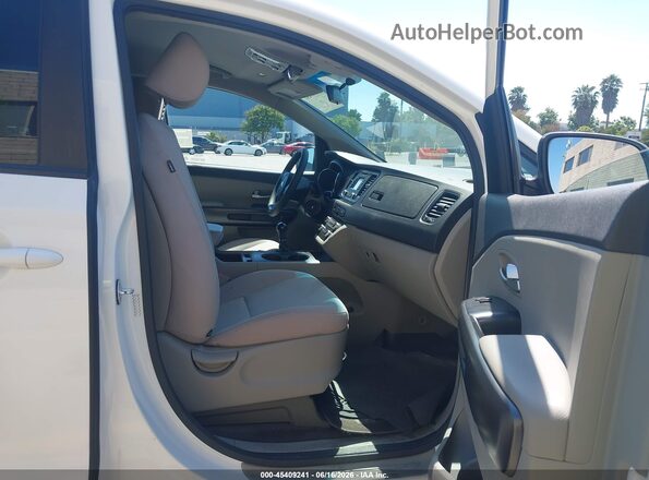KNDMB5C12H6224196 2017 KIA SEDONA White Вид салону спереду