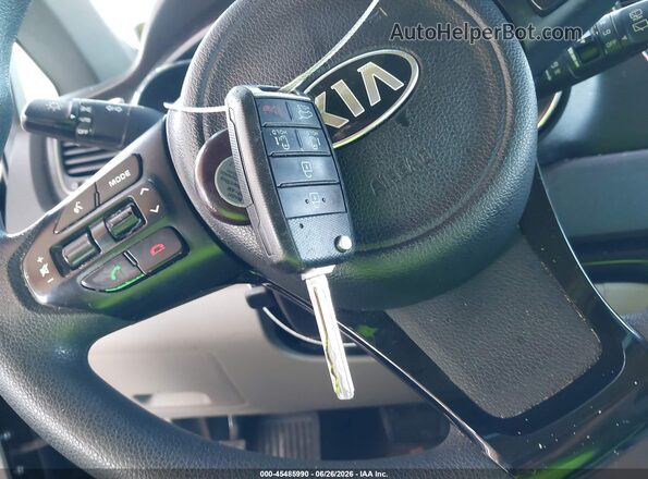 KNDMB5C13G6188789 2016 KIA SEDONA Black Vista del salpicadero