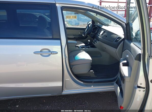 KNDMB5C13M6667645 2021 KIA SEDONA Silver Widok wnętrza z przodu