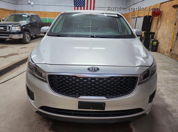 KNDMB5C14H6242411 2017 KIA SEDONA Серебряный Вид спереди