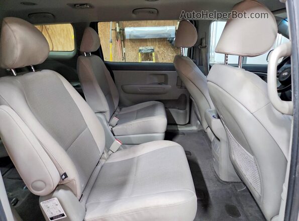 KNDMB5C14H6242411 2017 KIA SEDONA Серебряный Вид задней части салона