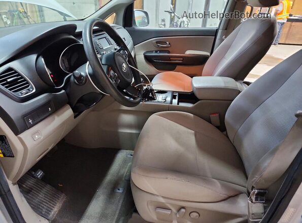 KNDMB5C14H6242411 2017 KIA SEDONA Серебряный Вид салона спереди