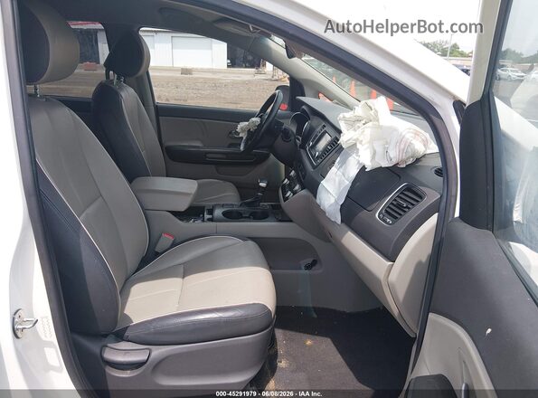 KNDMB5C14H6339723 2017 KIA SEDONA White Vista interior delantera