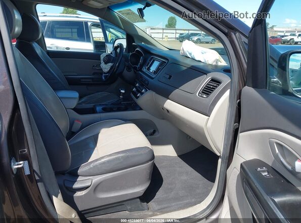 KNDMB5C14H6340094 2017 KIA SEDONA Brown Widok wnętrza z przodu