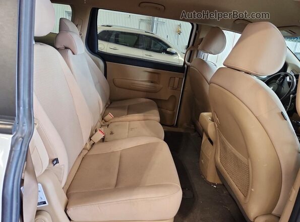 KNDMB5C15H6243907 2017 KIA SEDONA White Widok wnętrza z tyłu