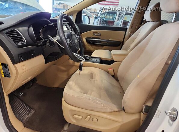 KNDMB5C15H6243907 2017 KIA SEDONA White Widok wnętrza z przodu