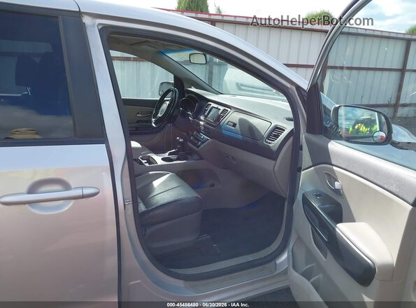 KNDMB5C16J6401838 2018 KIA SEDONA Silver Вид салону спереду