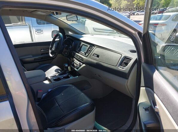 KNDMB5C16K6558867 2019 KIA SEDONA Серебряный Вид салона спереди