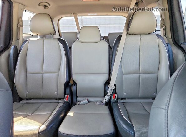 KNDMB5C17H6246758 2017 KIA SEDONA Blue Vista de los asientos traseros