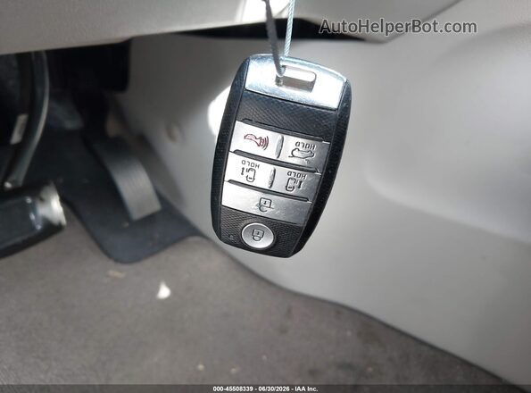 KNDMB5C17H6339523 2017 KIA SEDONA Maroon Vista del salpicadero