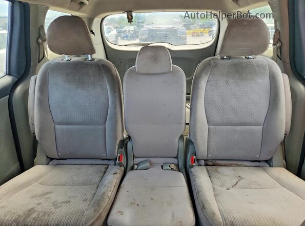 KNDMB5C18H6228432 2017 KIA SEDONA Maroon Rear seats view