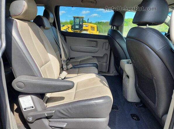 KNDMB5C19H6238712 2017 KIA SEDONA Gray Widok wnętrza z tyłu