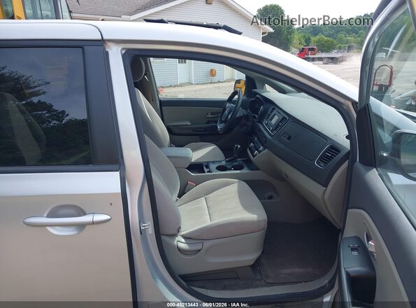 KNDMB5C1XH6218405 2017 KIA SEDONA Silver Вид салону спереду