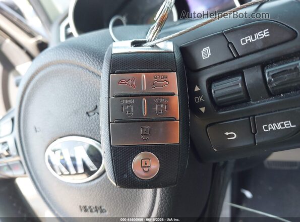 KNDMC5C18G6146972 2016 KIA SEDONA Черный Вид панели приборов