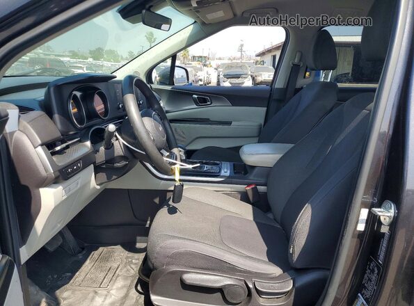 KNDNB4H30R6310102 2024 KIA CARNIVAL Серый Вид салона спереди