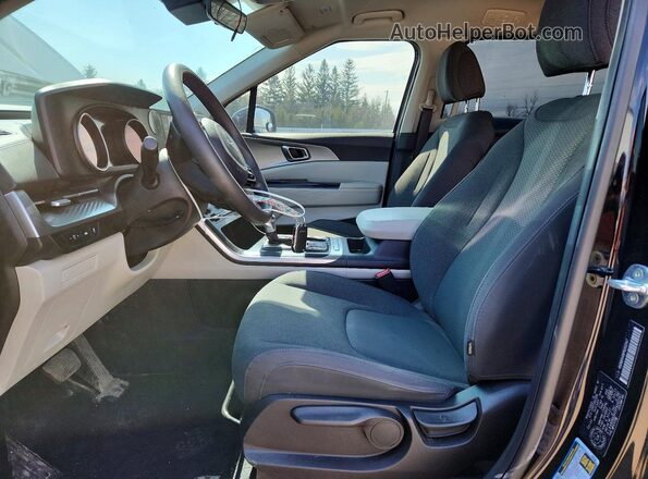 KNDNB5H39P6202547 2023 KIA CARNIVAL Черный Вид салона спереди