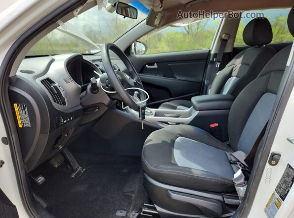 KNDPB3AC1G7812492 2016 KIA SPORTAGE White Front interior view
