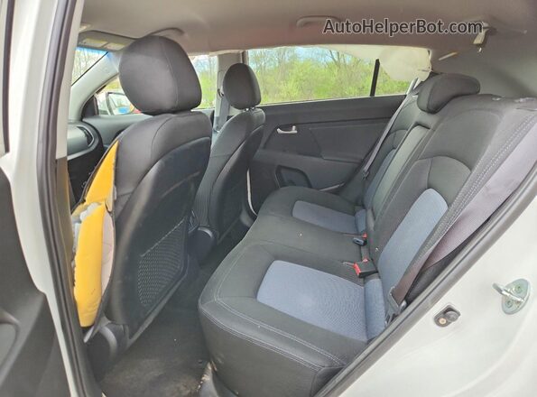 KNDPB3AC1G7812492 2016 KIA SPORTAGE White Rear interior view