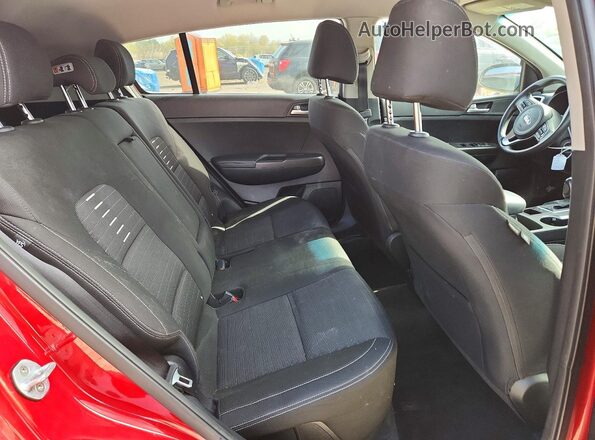 KNDPM3AC6J7344843 2018 KIA SPORTAGE Red Widok wnętrza z tyłu