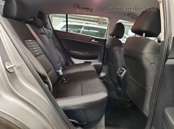 KNDPMCAC1J7359511 2018 KIA SPORTAGE Silver Widok wnętrza z tyłu