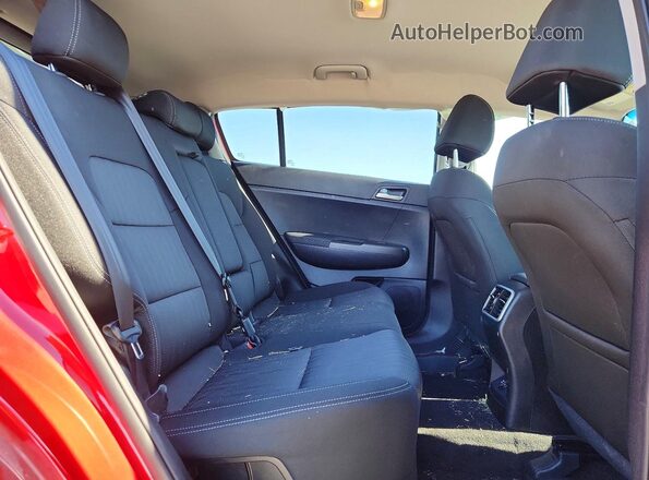 KNDPMCAC2N7979323 2022 KIA SPORTAGE Red Widok wnętrza z tyłu