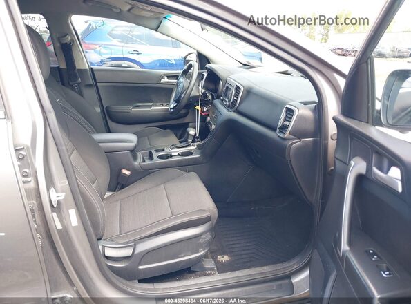 KNDPMCAC4J7447744 2018 KIA SPORTAGE Gray Вид салону спереду