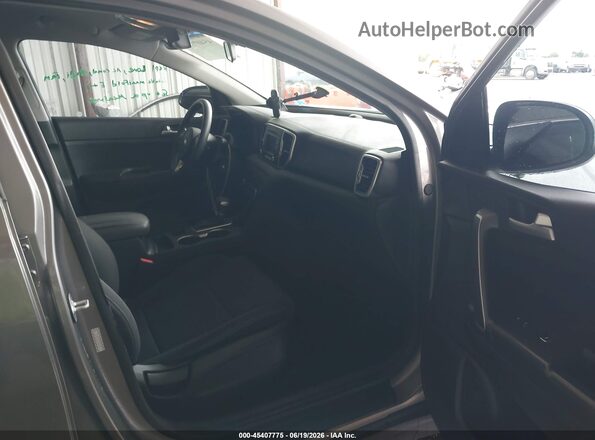 KNDPMCAC6J7338511 2018 KIA SPORTAGE Серый Вид салона спереди