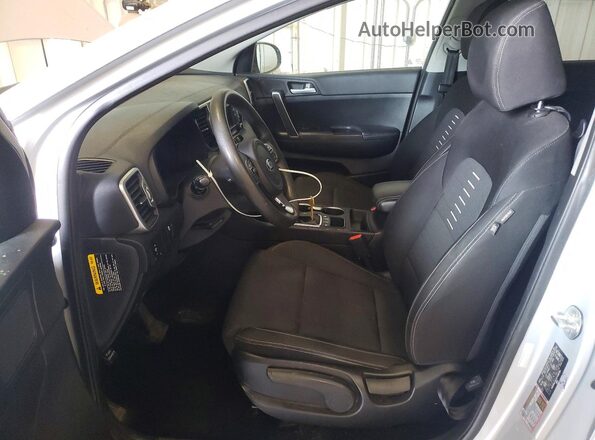KNDPMCACXJ7448784 2018 KIA SPORTAGE Серебряный Вид салона спереди