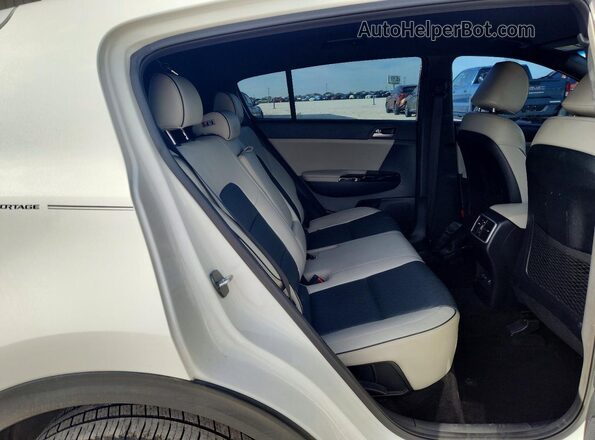 KNDPN3AC2J7466175 2018 KIA SPORTAGE White Rear interior view