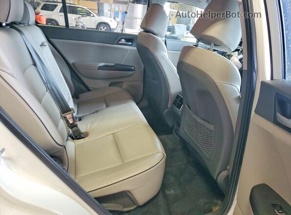 KNDPNCAC8H7183967 2017 KIA SPORTAGE White Вид задньої частини салону