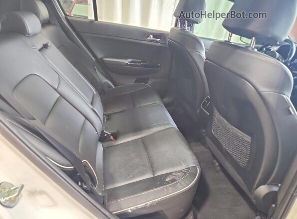 KNDPRCA66N7982091 2022 KIA SPORTAGE White Vista de los asientos traseros