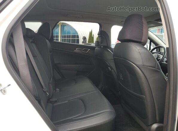 KNDPVCAG0P7023924 2023 KIA SPORTAGE White Widok wnętrza z tyłu