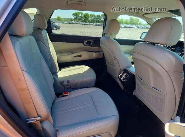 KNDRHDLG3P5210072 2023 KIA SORENTO Silver Widok wnętrza z tyłu