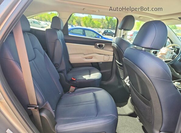 KNDRKDLG3R5247482 2024 KIA SORENTO Silver Widok wnętrza z tyłu