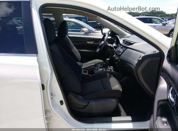 KNMAT2MT0HP560423 2017 NISSAN ROGUE White Вид салону спереду