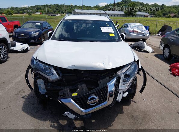 KNMAT2MT0HP560423 2017 NISSAN ROGUE White Вид задньої частини салону