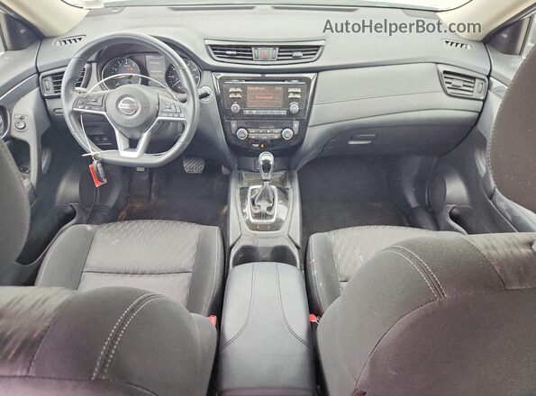 KNMAT2MT0HP597696 2017 NISSAN ROGUE Silver Вид панелі приладів