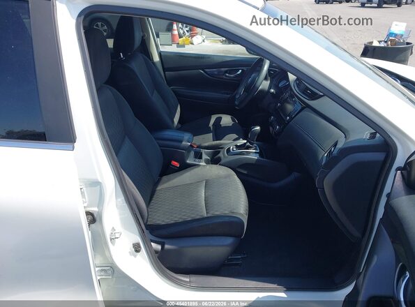 KNMAT2MT0JP559746 2018 NISSAN ROGUE White Front interior view