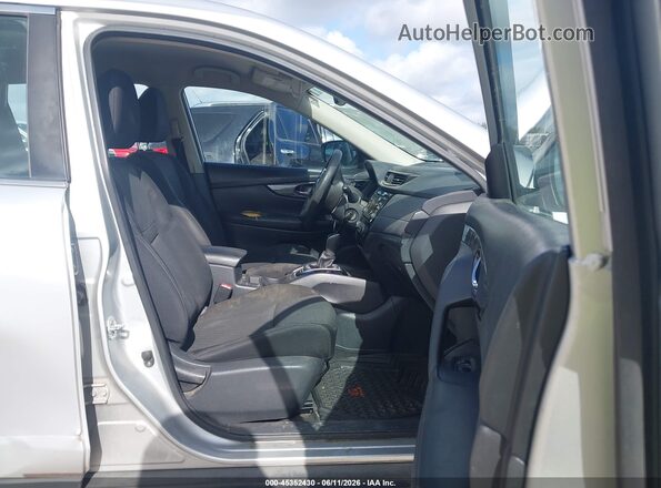 KNMAT2MT2HP558026 2017 NISSAN ROGUE Silver Vista interior delantera